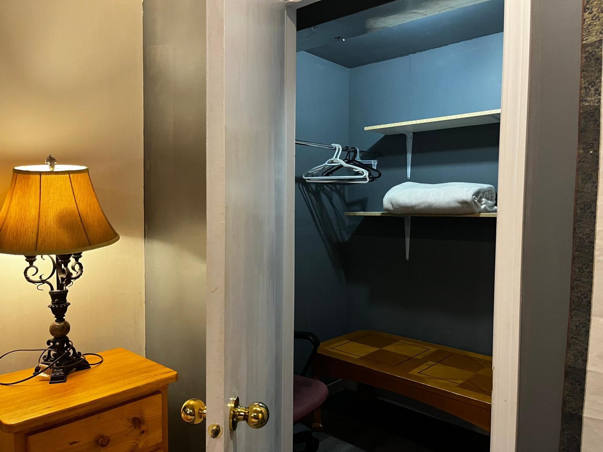 Hidden Valley New Basement With Private Bathroom! Séjour chez l'habitant *