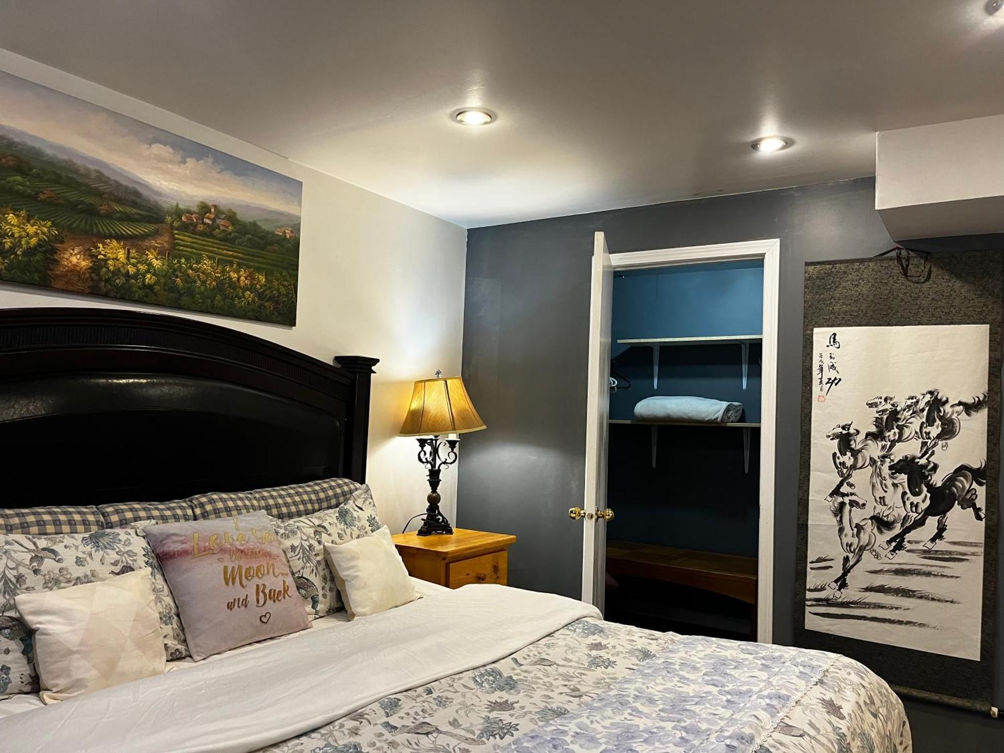 Homestay Hidden Valley New Basement With Private Bathroom!